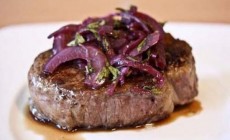 Bife acebolado com vinho