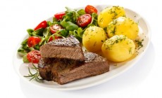 CONTRAFILÉ COM BATATAS AO FORNO